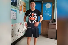 男孩穿妈妈生前买的衣服参加中考：有妈妈缝补的印记，多了陪伴视频封面