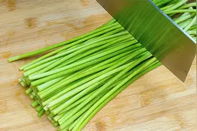 蒜薹吃了30年，到底要不要焯水？教你正确做法，鲜嫩脆爽视频封面