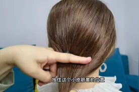 适合短发的一个小卷包发型，短发这样扎非常的温柔还好看视频封面