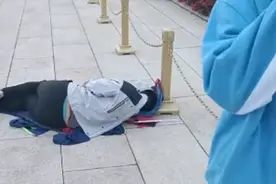男子在天安门广场排队看升国旗睡着，结果第二天升旗结束他还没醒视频封面