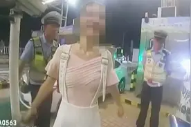 “背带裙妹妹”穿高跟鞋开车 证件信息显示70后 交警：逆生长么？视频封面
