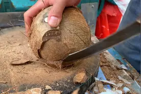 路边摊惊人的开椰技巧，看老板开椰壳&削椰皮很解压~