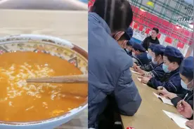 山东女生餐厅吃饭误入会议现场，仍坚持吃完饭，网友：社交天花板视频封面