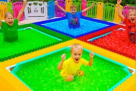 尼基兄弟：弗拉德和尼基四色水球挑战赛，谁能成为最终的冠军呢？视频封面