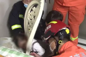 洛阳一3岁萌娃头卡餐椅靠背，痛得嗷嗷大哭：我要当医生视频封面
