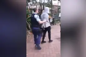 澳街头也现暴力执法：17岁原住民少年被警察一脚猛踹 脸朝下倒地视频封面