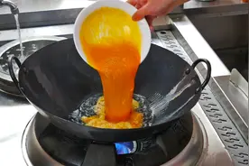 看饭店大厨是如何炒韭菜鸡蛋的，这厨艺太棒了，难怪那么好吃视频封面