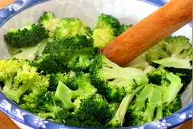 西兰花想炒的好吃，就怕焯水和直接炒，教你诀窍，营养一点不流失视频封面