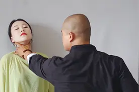 被坏人锁喉还按在了墙上，记住这几个要点，马上制服对方视频封面
