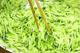 黄瓜加鸡蛋，这做法才是绝配，我家过节必吃，清淡营养好寓意视频封面