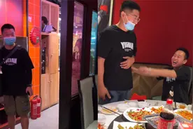 7名女孩瞒着男友买同款衣服，秒变大型撞衫现场：他们反应很精彩视频封面