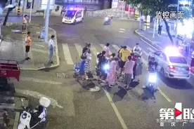 惊险！小孩过斑马线时突然折返 被电动车撞倒视频封面