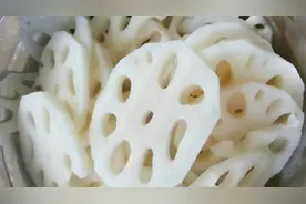 莲藕发黑后，到底还能不能吃？今天可算清楚了视频封面