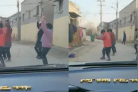 行车路遇大妈占道跳舞，跳完一曲也不停，驾驶员：边跳还边笑视频封面