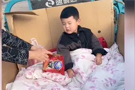 有棉被还有零食，姥姥用“顶配”三轮车接4岁外孙视频封面