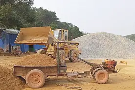 农用拖拉机拉沙，铲车一斗3方视频封面