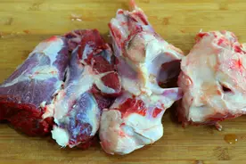 川菜师傅教你牛肉汤做法，加上两种特殊的香料，味道香浓特别好喝视频封面