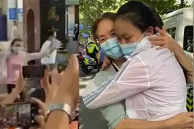 女孩第一个飞奔出高考考场 和妈妈相拥落泪：多亏妈妈才坚持复读视频封面