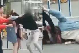 锁喉猛锤！广东1男子当街抓1女子头发按地撕扯，3男子拉都拉不开视频封面