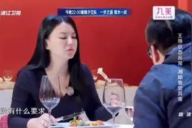 夫妻真人秀节目王岳伦深情告白李湘，并送上婚后的第一束花。视频封面