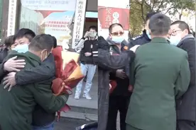 缘分妙不可言！山东籍两男子结伴到浙江寻亲 结果发现竟是亲兄弟视频封面