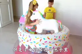 可爱外国女孩；小女孩在写作业的时候，会不会有人打扰她视频封面