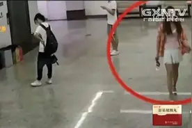 大学教室惊现“女装”猥琐男，趁人少时做不雅动作，被人拍下视频封面