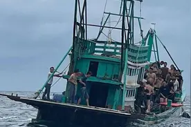 最新！载41名中国人船只沉没：柬埔寨救援队再救9人 已有30人获救视频封面