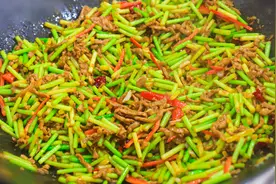 厨师长教你蒜苔炒肉丝的正确流程，先炒蒜苔还是先炒肉丝有讲究