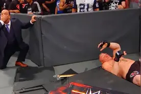 WWE：大布被职业摔角冠军偷袭，两分钟未爬起来，看着都痛视频封面