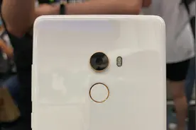 小米MIX2全陶瓷尊享版开箱：这款颜值可以排小米手机前3！视频封面