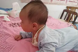 出生36天的小宝宝头抬这么高，宝妈很担心，因为三个月才能抬头视频封面