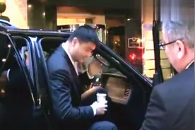 太高也烦恼！姚明上个车有多难？一进车门就被卡住了，太无奈了视频封面