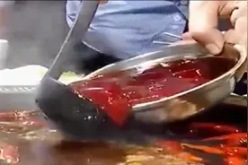 美食：新鲜的鸭血吃法有讲究，低温慢煮5到10分钟，口感会特别嫩