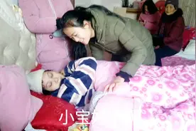 朋友生小宝宝了，农村姑娘去看望，看到朋友的样子姑娘心疼了视频封面