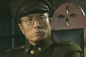 罪犯上军事法庭，起诉书上全是他的赫赫战功，审判长傻眼了视频封面