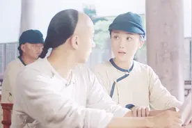 课堂上女孩突然握住男同桌的手臂测试他的反应，男生吓得跌倒在地视频封面