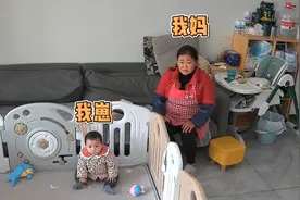 9个月宝宝和姥姥“神同步”看电视，表情跟动作都一模一样视频封面