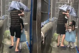 爷爷雨中接孙子孙女回家，因只顾孙女一看孙子网友乐了：撑个寂寞视频封面