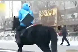 你见过吗？内蒙古一外卖小哥解锁送外卖新技能，大雪天骑马送快餐视频封面