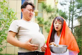 美女街头卖火锅汤，小伙喝完肚子越来越大，没想美女是女儿国国王视频封面