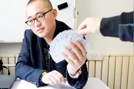 二货和同事打赌，一副扑克任意抽一张就知道是什么牌，结局乐坏了