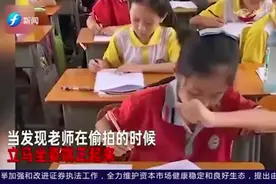 小孩做题手舞足蹈？被老师发现立马端正，网友：可爱视频封面