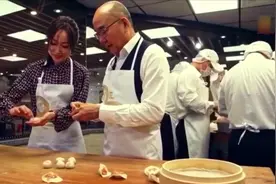 走进著名饭店鼎泰丰厨房学做小笼包，杨老板：曾教过巨星阿汤哥视频封面