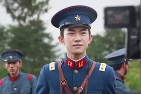 易烊千玺戎装在身，阿易的军装造型不是一般帅！笑容也特别吸引人视频封面