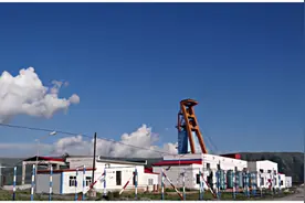 新疆伊宁一金矿井下坍塌18人被困，22人离出口较近得以逃生视频封面