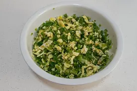 大妈用青椒和鸡蛋做馅包饺子，味道鲜美，做法简单又好吃