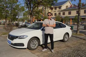 试驾大众朗逸1.5L，高速行驶油耗是亮点，底盘感受不如从前视频封面