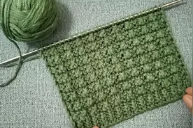 没想到简单的平针采用一放二的针法，花样会出其不意的漂亮！