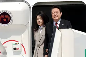 韩国第一夫人金建希启程日本，穿灰色长风衣搭配长领带学生感十足视频封面